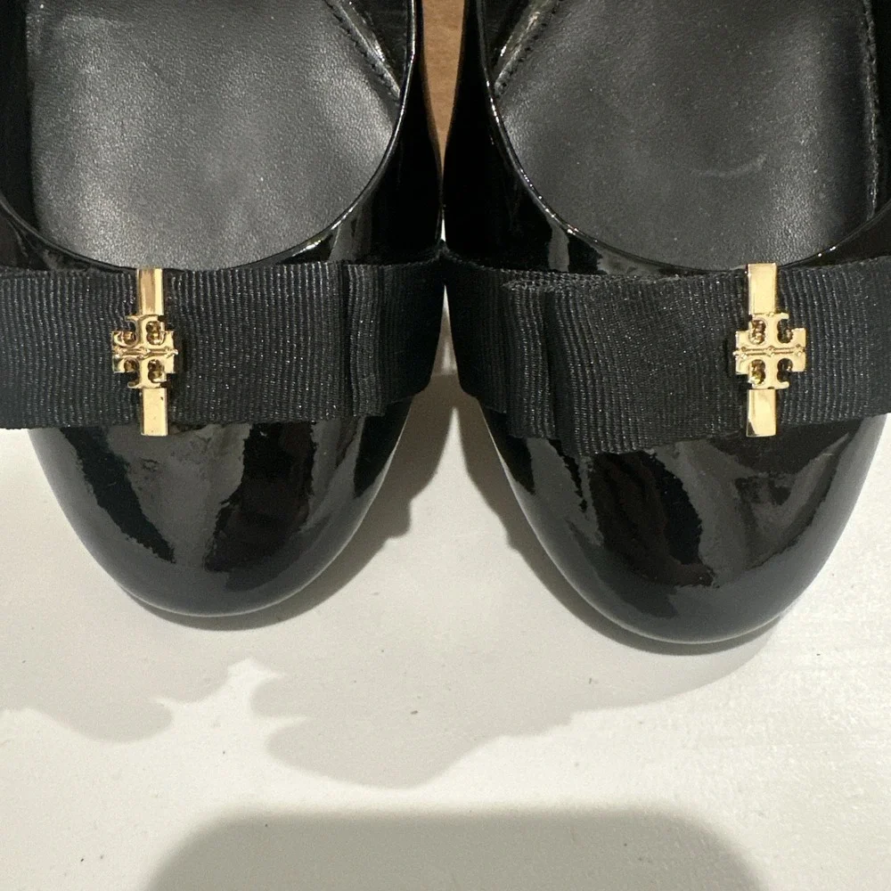 Tory Burch Size 9M Trudy Block Heel Pumps Gold Logo Bow Black Patent Leather